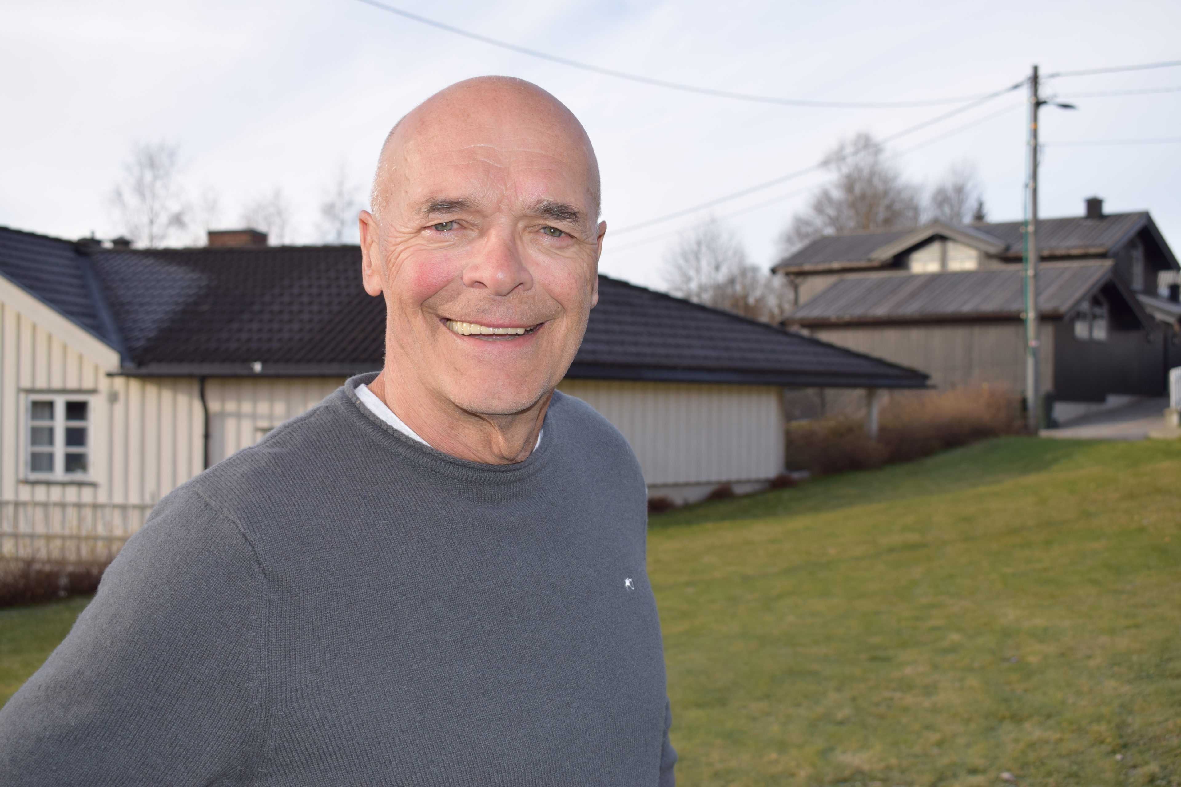 Steinar Mundal i sin hage på Konnerud i Drammen.