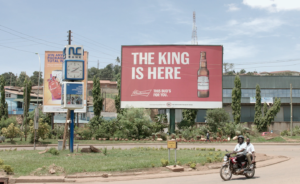 Alkoholreklame på et skilt i Afrika, i Kampala