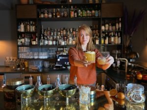 Bartender Anne Maurseth viser fram to alkoholfrie drinker