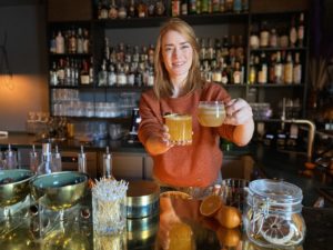 Anne Maurseth står i baren og lager alkoholfrie drinker