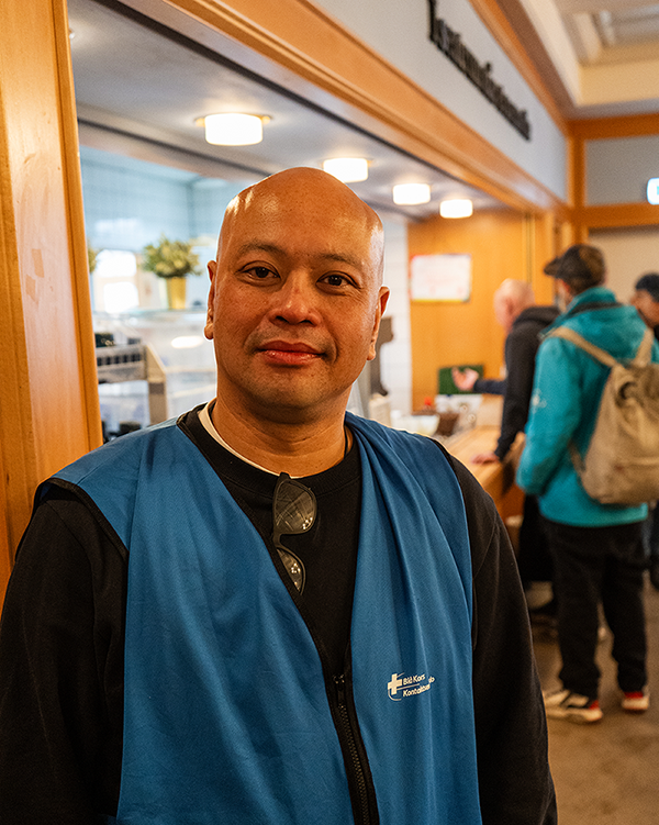 Bilde av George. Han står i kantinen på Blå Kors gatenært i Oslo.