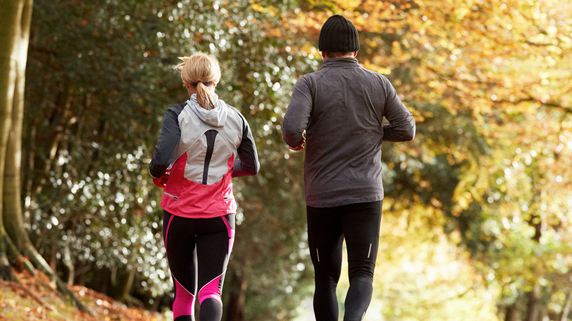 To personer som jogger sammen i skogen