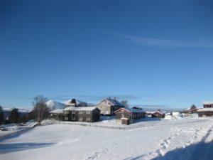 Rondeheim ligger nødelig til i vinterlandskapet på Høvringen