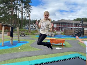 Jente hopper på en trampoline på Camp Lyngdal