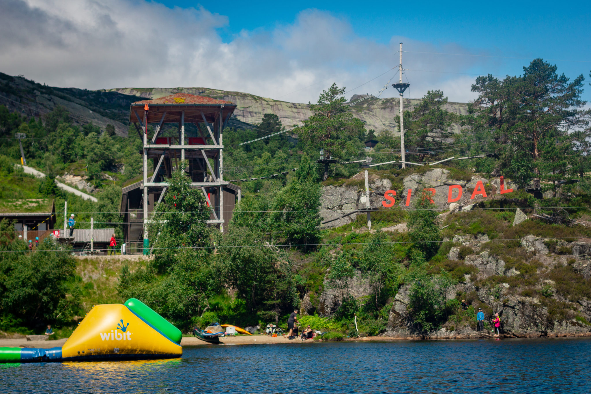 Vannparken i Sirdal sommerpark med Høyt og Lavt i bakgrunnen
