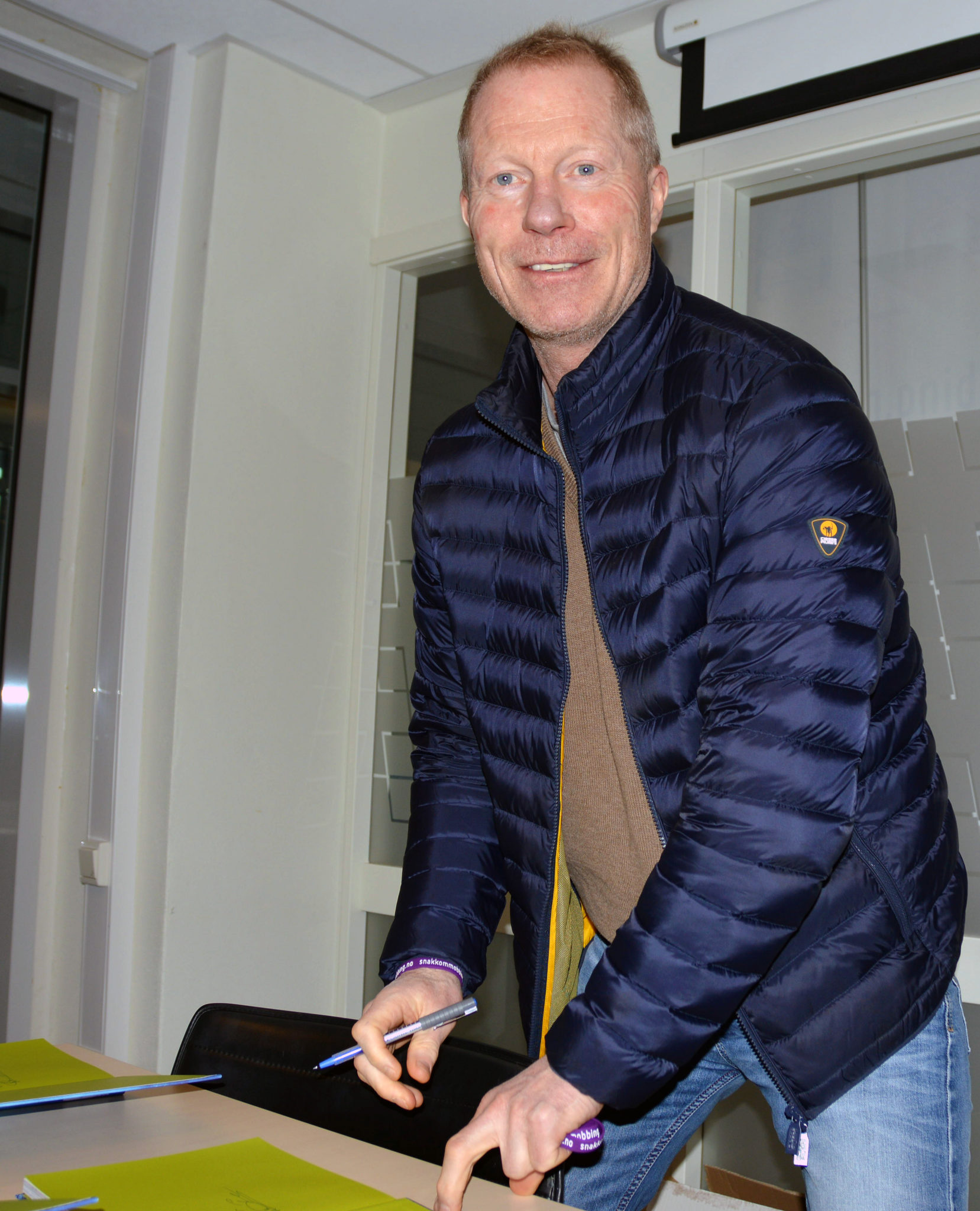 Samtlige deltakere signerte flere eksemplarer av den nye kokeboken som Barnas Stasjon har utviklet i samarbeid med den kjente mesterkokken Trond Moi, her er Roy Johansen fra Vålerenga IF i gang med signeringen.