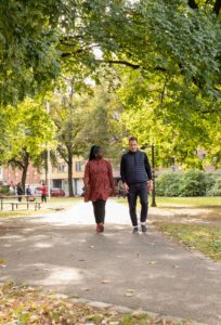 to personer går ute i en park og prater