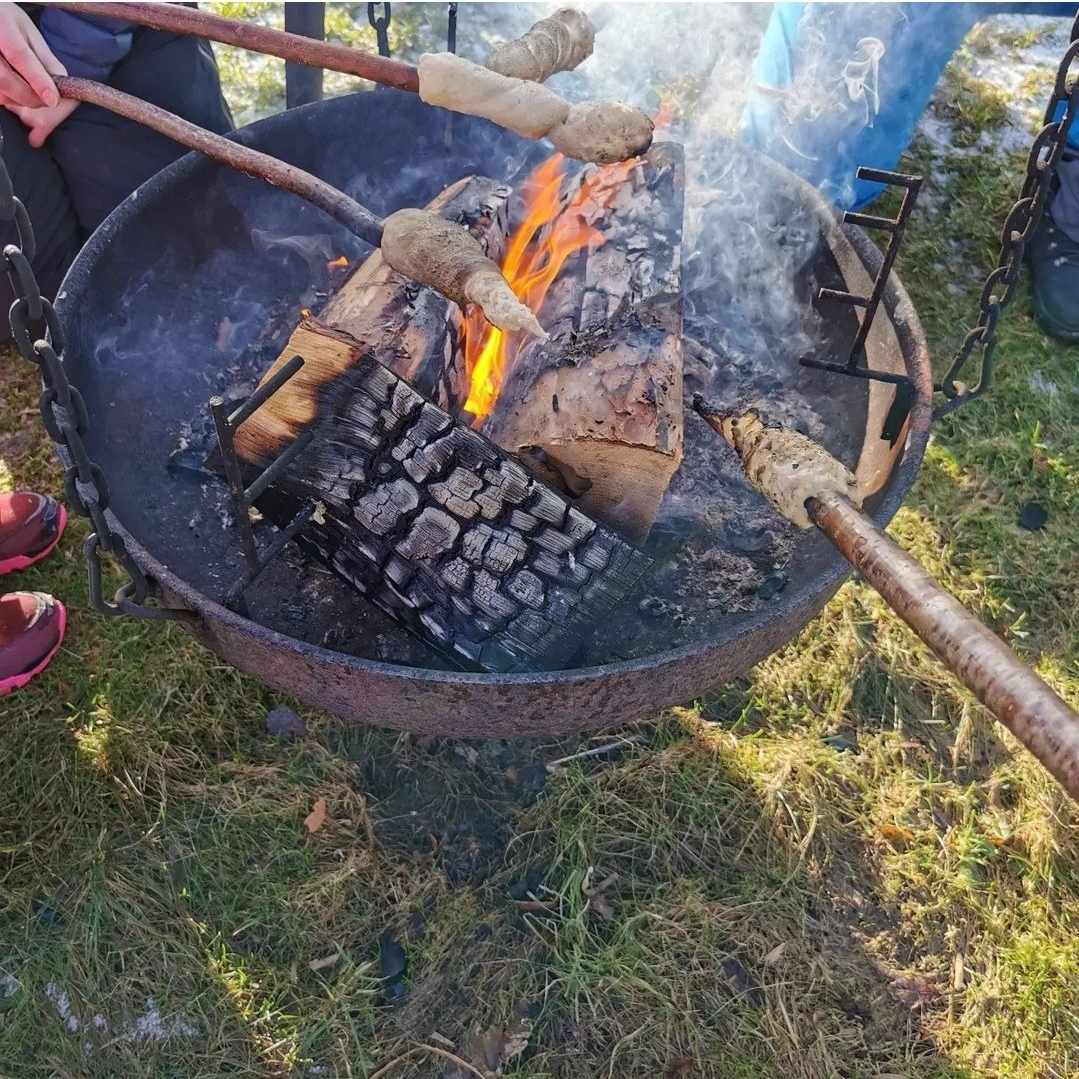 pølser som grilles over en bålpanne