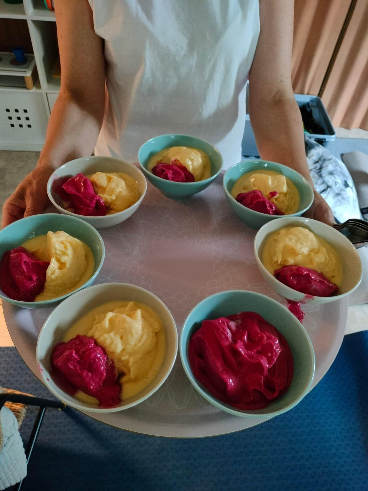 et brett med skåler med sorbet