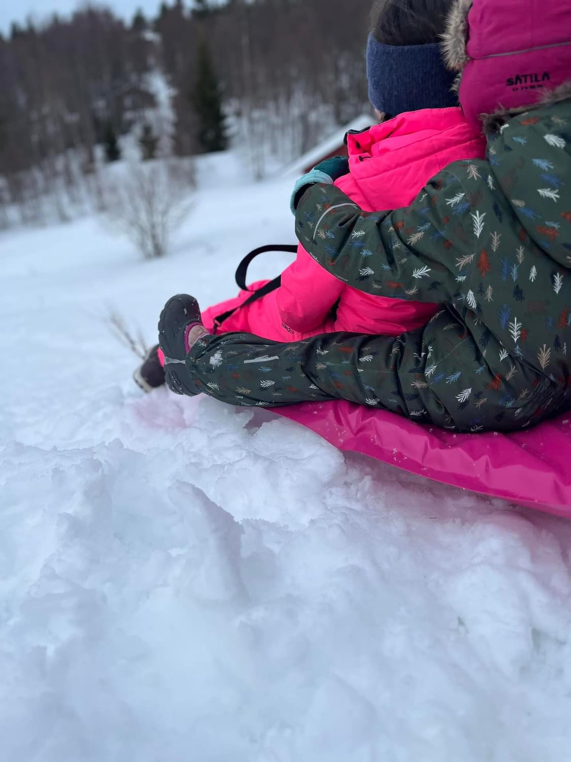 to barn aker i snøen