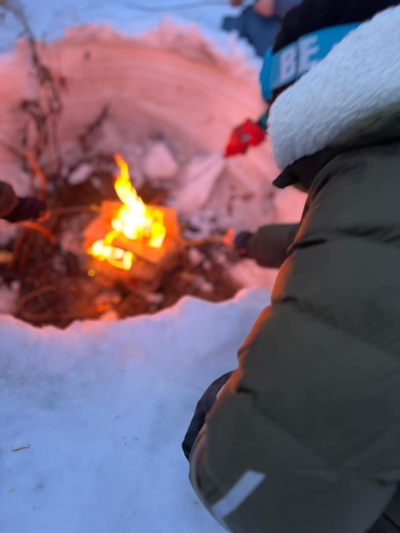 vinteraktivitet grilling ute i snøen