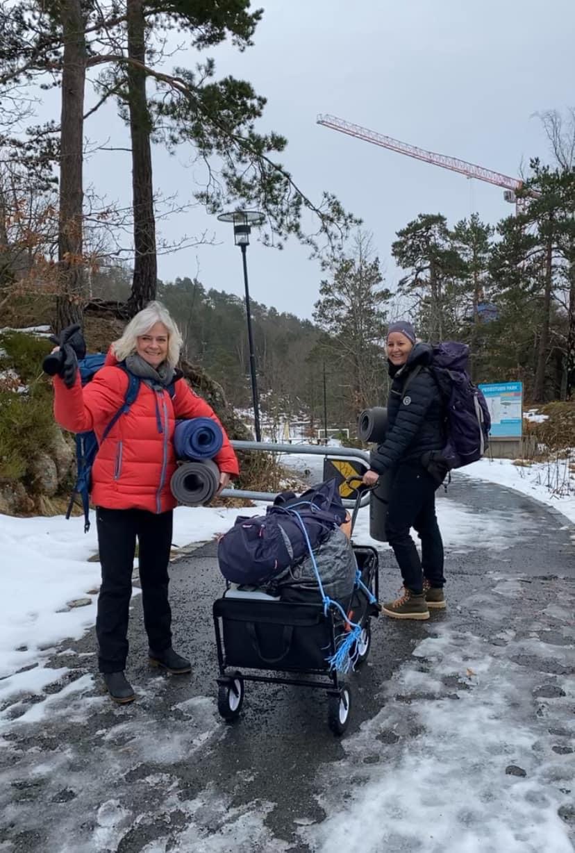 to personer er på tur med masse bagasje på vinteren