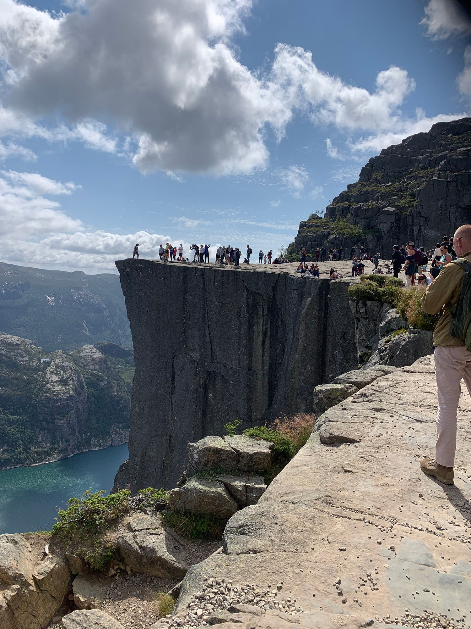 fjelltopp med mange mennesker