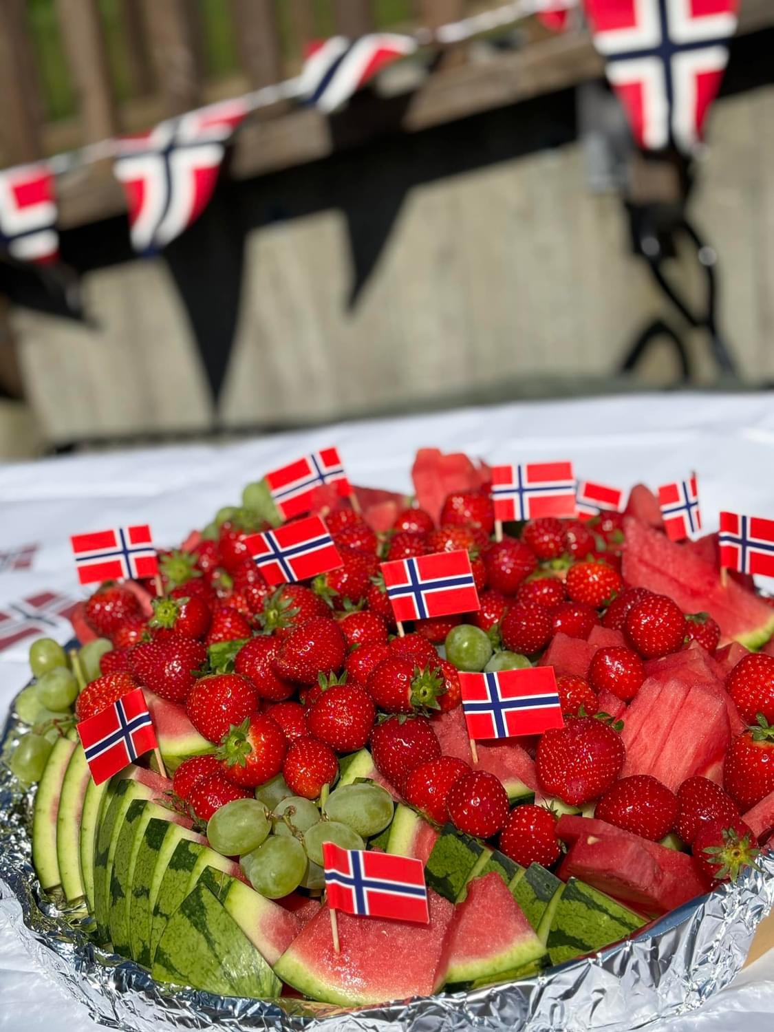 friske bær og frukt med norske flagg