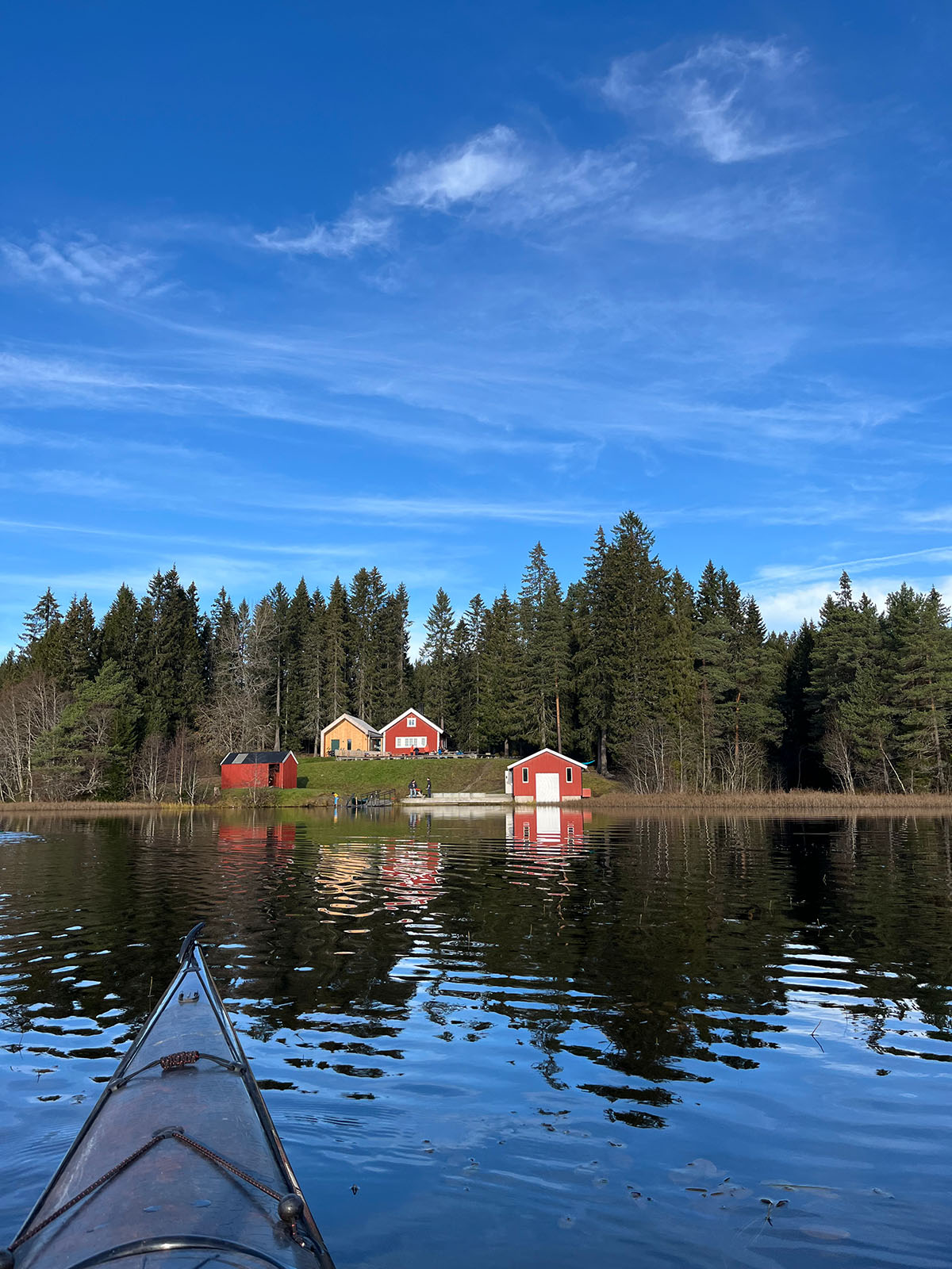 vann ute i båt med blå himmel og tradisjonelle hus